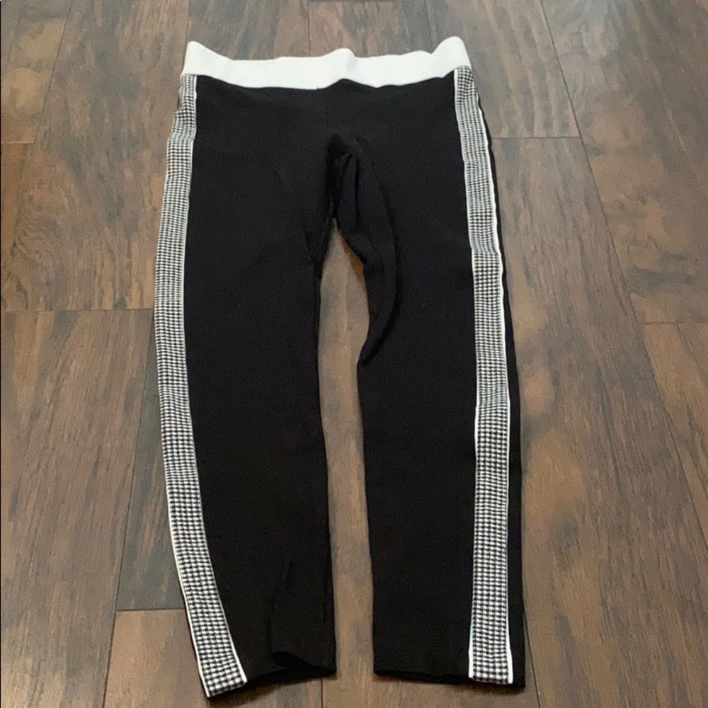 Super cute Zara leggings.